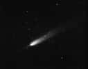 La comète Arend-Roland photographiée le 25 avril 1957 à l'Observatoire Lick. L'anti-queue à l'avant de la comète est particulièrement spectaculaire. Crédit University of California
