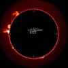 Dans la couronne solaire (couche la plus externe de l'atmosphère solaire, visible sur cette coronographie), le puissant champ magnétique est parcouru d'oscillations se déplaçant à grande vitesse. Ce sont les ondes d'Alfvén, qui conditionnent les flux d'énergie et de particules libérés par le Soleil. © Observatoire Midi-Pyrénées/Observatoire du pic du Midi