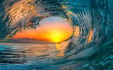 Les surfeurs apprécient la mer déchaînée en Californie, mais les vagues les plus puissantes accentuent l'érosion des côtes et augmentent le risque de submersion. © willyam, Adobe Stock