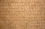 Les hiéroglyphes, l'écriture des Égyptiens au temps des Pharaons. © Swisshippo, Adobe Stock 
