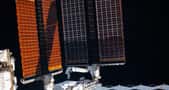 Cette image, acquise depuis l'intérieur de la Station spatiale internationale, permet de se rendre compte de la taille des panneaux solaires du complexe orbital.&nbsp;Thomas Pesquet et Shane Kimbrough sont à la manœuvre pour&nbsp;installer le premier panneau solaire iRosa. © Nasa