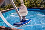 Profitez d'une offre exceptionnelle sur l'aspirateur de piscine TELSA 90 © Konstantin, Adobe Stock
