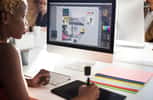 L'infographiste retouche ou conçoit des supports visuels impactants destinés à faire passer un message. Il peut s'agir d'un logo, d'une affiche, d'une animation 3D ou encore d'un site web. Pour cela il utilise divers logiciels informatiques et une tablette graphique. © Rawpixel.com, Adobe Stock.