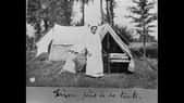 Irène Joliot-Curie devant une tente de soin. © Musée Curie