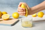 Le jus de citron contient des molécules photosensibilisantes. © New Africa, Adobe Stock
