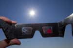 Rien de plus simple pour observer une éclipse de soleil : porter des lunettes spéciales de protection ! © A_Bruno, fotolia