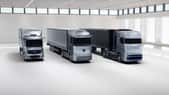 De gauche à droite, le semi-poids lourd électrique eActros, le poids lourd électrique eActros LongHaul et le poids lourd à hydrogène GenH2 Truck. © Daimler Trucks