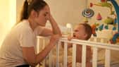 Les mères se lèvent davantage pour s’occuper d’un bébé qui pleure, alors qu’elles ne sont pas plus sensibles à ses cris. © Kyrylo Ryzhov, Adobe Stock