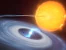 Cette vue d'artiste montre un système à deux étoiles où des micronovae peuvent se produire. Le disque bleu qui tourbillonne autour de la naine blanche brillante au centre de l'image est constitué de matière, principalement de l'hydrogène, volé à son étoile compagnon. Vers le centre du disque, la naine blanche utilise ses puissants champs magnétiques pour canaliser l'hydrogène vers ses pôles. Lorsque la matière tombe sur la surface chaude de l'étoile, elle déclenche une explosion de micronova, contenue par les champs magnétiques à l'un des pôles de la naine blanche. © M. Kornmesser, L. Calçada, ESO