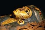 Des scientifiques égyptiens ont utilisé la tomographie informatisée (CT) pour « déballer numériquement » la momie intacte qui était entourée de nombreuses amulettes. Cette technique non invasive a permis de donner un âge à l'enfant et de dresser son état de santé au moment du décès. © BGStock72, Adobe Stock