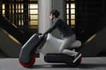 La nouvelle version du scooter électrique gonflable Poimo pourra être personnalisée au moment de sa conception pour s’adapter au mieux à la taille et position de conduite de son utilisateur. © Tokyo University