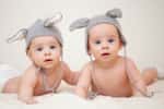 L’augmentation du nombre de jumeaux est inquiétante car ces bébés sont plus fragiles à la naissance. © Foxy_A, Adobe Stock
