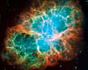Cette image, une des plus grandes de la Nébuleuse du Crabe jamais prises par le télescope spatial Hubble de la Nasa, est en réalité une mosaïque formée de l'assemblage de 24 prises individuelles de la Wide Field and Planetary Camera 2 datant d'octobre 1999, janvier 2000 et décembre 2000. Les couleurs de l'image indiquent les différents éléments qui ont été expulsés lors de l'explosion. Le bleu dans les filaments de la partie extérieure de la nébuleuse représente l'oxygène neutre, le vert est le souffre ionisé I, et le rouge indique l'oxygène ionisé II. © Nasa