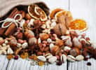 D'après une étude, les personnes qui consomment des noix deux fois ou plus par semaine présentent un risque de décès cardiaque réduit de 17 %. © Almaje / IStock.com