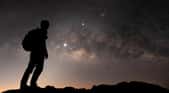 Montage photo d'un observateur humain contemplant la Voie lactée débordante d'étoiles. © Anon, Adobe Stock