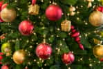 Quelle est l'origine des boules de Noël ? Pourquoi sont-elles souvent rouges ? © eyetronic, fotolia