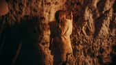 Image générée par intelligence artificielle d'un homme préhistorique dans une grotte. © Gorodenkoff, Adobe Stock