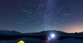 Le radiant de la pluie d'étoiles filantes des Perséides est visible sur cette photo composite. C'est de cette direction du ciel, vers la constellation de Persée au nord-est, que surgissent la plupart des météores. © Revive Photo Media, Adobe Stock