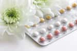 Dans le cas de la pilule œstro-progestative (combinée), les comprimés contiennent deux hormones : de l’œstradiol et un progestatif. © 279photo, Fotolia