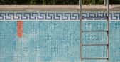 Remplir sa piscine en cas de restriction d'eau peut conduire à une amende de 1 500 euros. © CB_Stock, Adobe Stock