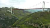 Le pont Beipanjiang culmine à 565 mètres au-dessus d’une rivière. © NewAtlas