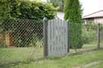 Un portillon est une petite porte d'extérieur. Ici, un portillon donnant accès à un jardin. © 7monarda, Adobe Stock