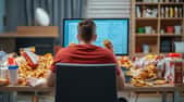Sédentarité, alimentation transformée, isolement social : autant de facteurs du mode de vie moderne qui pourraient entretenir une inflammation chronique silencieuse, souvent confondue avec un vieillissement « normal ». Mais si ce n’était pas l’âge le problème, mais le contexte dans lequel on vieillit ? © Sumet, Adobe Stock (généré par IA)