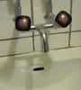 Changer un joint usé n'est pas si compliqué ! Dévissez la tête du robinet pour atteindre le joint d'étanchéité. © Nadya Peek, Flickr, cc by 2.0