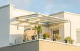 Le balcon est une extension du bâtiment, tandis que la terrasse repose sur une surface. © schulzfoto, Adobe Stock