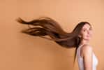 La phase de pousse du cheveu dure plus longtemps chez les femmes. © eagreez, Adobe Stock