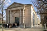 L'entrée du musée de l'Orangerie, à Paris. Le décor extérieur des deux portes est signé par l'architecte Visconti. Les deux colonnes sont surmontées d'un fronton triangulaire sculpté par Charles-Gallois Poignant. © Traktorminze CC by-sa 3.0