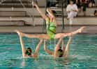 La natation synchronisée est un sport complet qui demande équilibre et souplesse. © DR