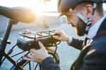 Pour augmenter l’autonomie de votre vélo électrique, vous pouvez investir dans une seconde batterie. © Halfpoint, Adobe Stock