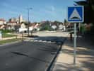 Deux ralentisseurs routiers vont être enlevés à la suite du jugement rendu par le Tribunal administratif du Var non conformes à la réglementation. Ici, sur notre photo, plateau ralentisseur en France, caractérisé par le changement de couleur de la chaussée. © Tabl-train, Wikimedia Commons, CC BY-SA 3.0