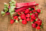 Pétioles de rhubarbe et fraises à déguster dès le printemps. © zigzagmtart, Adobe Stock