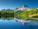 Dolomites : le Lago Federa magnifique lac dominé par le Croda da Lago 2715m