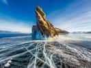 Lac Baïkal en Russie : l'île d'Ogoya prise dans les glaces