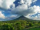 Le volcan Arenal (Costa Rica) a souvent la tête dans les nuages