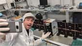 Mark Rober pose devant le satellite qui prendra des selfies depuis l'espace. © CrunchLabs