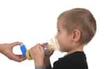 Les enfants souffrant d'asthme peuvent utiliser une chambre d’inhalation pour prendre leur traitement. © Lopolo, Shutterstock