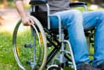 Le syndrome pyramidal peut entraîner la paraplégie, c’est-à-dire la paralysie des deux membres inférieurs. © Minerva Studio, Shutterstock