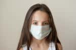 Lorsque le seuil épidémique est franchi, un masque peut permettre de limiter la diffusion du virus. © Ruslan Shugushev, Shutterstock