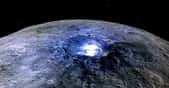 Image en fausses couleurs de Cérès. Acquise depuis une altitude de 4.400 kilomètres, elle renseigne les scientifiques sur les différents composants de la surface de cette planète naine. Cette couleur bleue est généralement associée à des matériaux brillants, comme des sulfates. Plus de 130 autres endroits de ce type ont été recensés sur cette planète naine. © Nasa, JPL-Caltech, UCLA, MPS, DLR, IDA