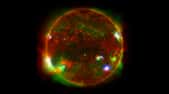 Les longueurs d'onde de la lumière de trois observatoires spatiaux se chevauchent pour fournir une vue unique du Soleil dans cette image composite en fausses couleurs. © Nasa, JPL-Caltech, Jaxa