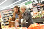 Mains d'Argent a imaginé les « Compagnons d'emplettes » pour aider les seniors dans les supermarchés partenaires. © Goodluz, Adobe Stock