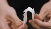 Ces tuiles imprimées en 3D s’imbriquent pour créer un tissu qui peut devenir rigide. © Université de technologie de Nanyang