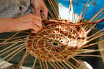 Grâce à des techniques de tressage précises et l'utilisation de fibres végétales comme l'osier ou le rotin, le vannier créé des objets d'utilité quotidienne ou des objets de décoration, en fonction des demandes de ses clients. © illustrez-vous, Adobe Stock.