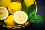 Le citron est une source naturelle de vitamine C. © Lsantilli, Fotolia
