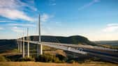 Durant quelques années, le viaduc de Millau détenait le titre du plus haut pont du monde. © FABIEN, Fotolia