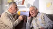 Nombreuses sont les personnes âgées qui entendent mal ou moins bien, notamment lors de réunions. © motortion, Adobe Stock